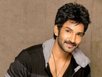 'தல'யுடன் 'டிஷ்யூம் டிஷ்யூம்'.. இது  ஆதியின் 'ஸ்மால்' ஆசை! 