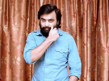  கடைசியில என்னையும் இந்தப் பக்கம் வர வைச்சிட்டீங்களே...ஃபேஸ்புக், ட்விட்டரில் கைகோர்த்த சசிகுமார் 