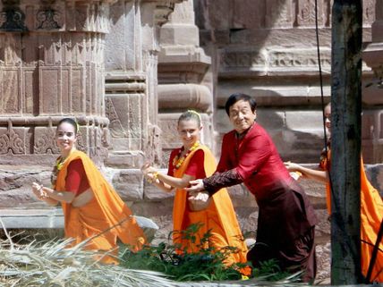 குங்பூ யோகா படப்பிடிப்பில் குப்பைகளை அள்ளும் ஜாக்கிசான்