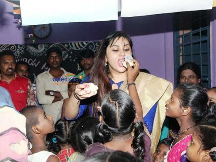 ஆதரவற்ற குழந்தைகளுக்கு கேக் ஊட்டி, முத்தமிட்டு பிறந்த நாளைக் கொண்டாடிய நமீதா!