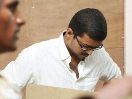 ஓட்டு இயந்திரம் முன் அப்படி என்னதான் யோசித்திருப்பார் விஜய்?