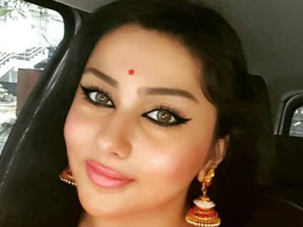 சோதனைகளைத் தாண்டி, அம்மா நலமுடன் வருவாங்க!- நமீதா பேட்டி