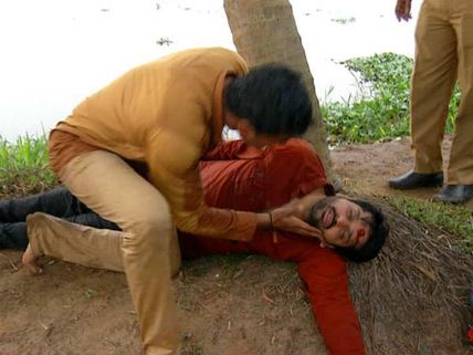 அக்கரையில் இருந்து குறி பார்த்து சுட்ட காயத்ரி...  குண்டு பாய்ந்து செத்துப்போன நம்பி - தெய்வமகள்