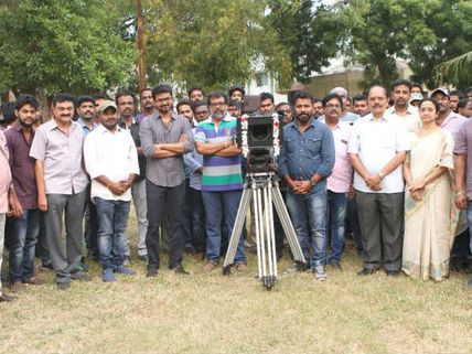 பைரவா ஷூட்டிங்... பூசணிக்காய் உடைத்து நிறைவு செய்த விஜய் & டீம்!