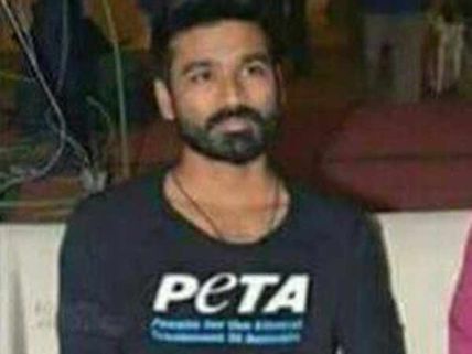 பீட்டா பெயர் போட்ட டி-சர்ட்டில் தனுஷ்: தீயாக பரவிய போட்டோ- உண்மை என்ன?