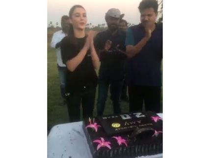 ஷங்கர் சார் செட்டில் 3வது வாட்டி: மகிழ்ச்சியில் துள்ளும் ஏமி ஜாக்சன் 