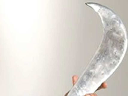 அசிஸ்டெண்டுகளின் வாழ்க்கையில் விளையாடும் அருவா இயக்குநர்!