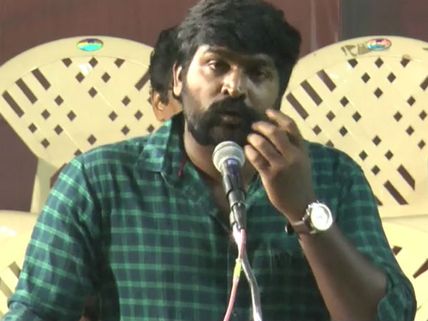 உழைப்பாளர் தினத்தன்று 100 மூத்த கலைஞர்களுக்கு தலா ஒரு பவுன் தங்கம் கொடுத்த விஜய் சேதுபதி 