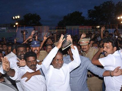 இன்று இளையராஜா பிறந்த நாள்... குவிந்தனர் ரசிகர்கள்! 