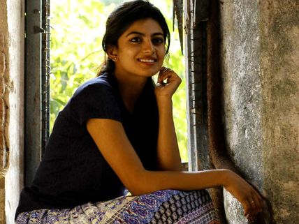 ஷூட்டிங்ஸ்பாட்டில் அம்மா மடியில் உட்காரும் நடிகை 