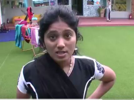 வீட்டுக்கு போகத் துடிக்கும் ஜூலி: அப்ப 'பிக் பாஸ்' அவ்ளோ தானா? 