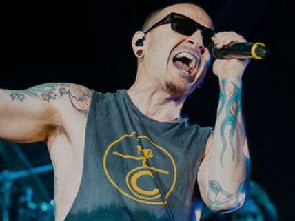 பிரபல பாடகர் தற்கொலை: வீட்டில் பிணமாகக் கண்டுபிடிப்பு 