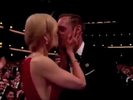 கணவர் கண்முன்பு சக நடிகருக்கு உதட்டில் முத்தம் கொடுத்த பிரபல நடிகை 