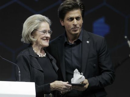 உலக பொருளாதார மாநாட்டில் பாலிவுட் சூப்பர் ஸ்டாருக்கு விருது: எதற்கு தெரியுமா? 