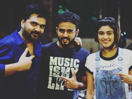 ஓவியா- சிம்புவின் நியூ இயர் சர்ப்ரைஸ்! - 'மரண மட்ட' பாடல் இதோ!