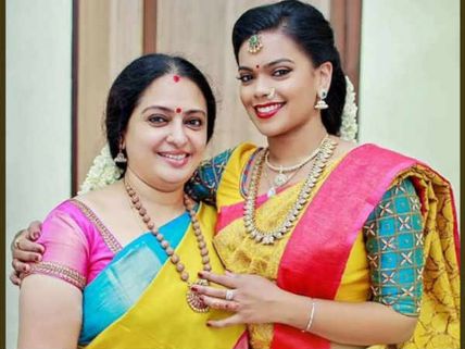  மகளின் நிச்சயதார்த்தத்தில் விருந்தாளி போன்று கலந்து கொண்ட சீதா