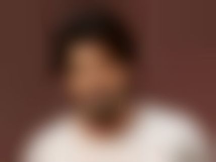 கொடுத்த காசுக்கு மேல் நடிக்கிறார்: அதற்கு பெண்கள் தான் கிடைத்தார்களா? 