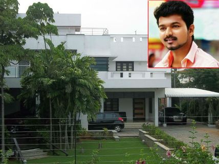 நீலாங்கரை வீட்டை காலி செய்துவிட்டு காரை மாற்றிய விஜய்: எல்லாம்... 