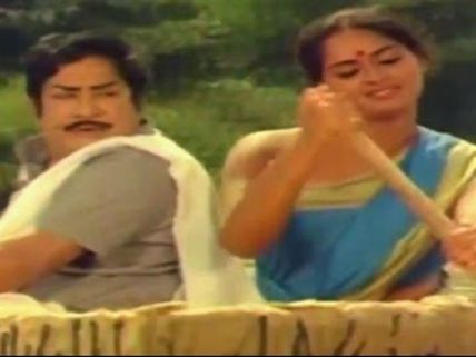 அங்கிங்கெனாதபடி எங்கும் ஒலித்த பாடல்கள் - முதல் மரியாதை