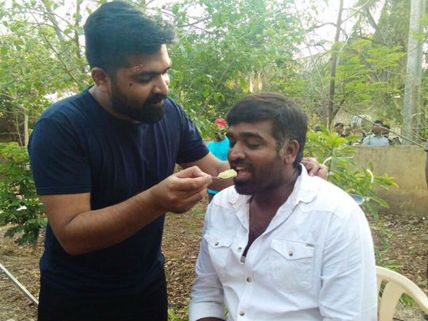 விஜய் சேதுபதிக்கு சாப்பாடு ஊட்டிவிட்ட சிம்பு: வைரலான புகைப்படம் #CCV 