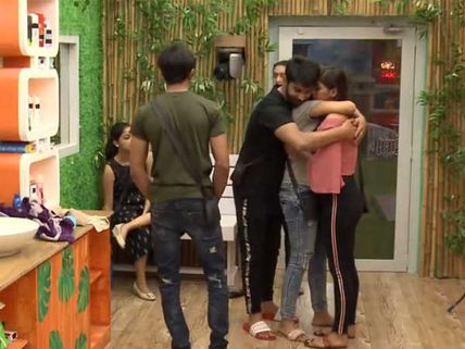 பெண்களின் கன்னத்தை தடவ, கிள்ள, கட்டிப்பிடிக்கன்னு வாழ்றார் மகத்: கமல் கண்டிப்பாரா? 