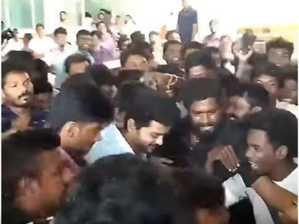 சென்னையில் சர்கார் ஷூட்டிங்…! ரசிகர்களின் அன்பில் திக்குமுக்காடிய விஜய்! 