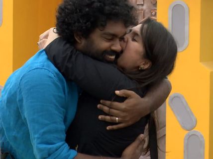 பிக் பாஸ் வீட்டில் முத்த மழை: வெட்கமே இல்லாமல் கொஞ்சிய டேனி, காதலி 