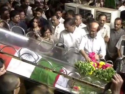  கருணாநிதியின் உடலுக்கு குடும்பத்துடன் அஞ்சலி செலுத்திய ரஜினி