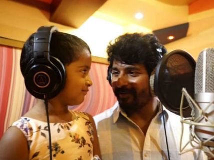  'கனா'வுக்காக அப்பாவுடன் சேர்ந்து பாட்டு பாடிய சிவகார்த்திகேயன் மகள் #Kanaa 