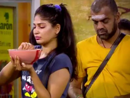 போன் ஒயர் பிஞ்சு போனது தெரியாமல் வீடியோ வெளியிட்டு அசிங்கப்பட்ட பிக் பாஸ் 