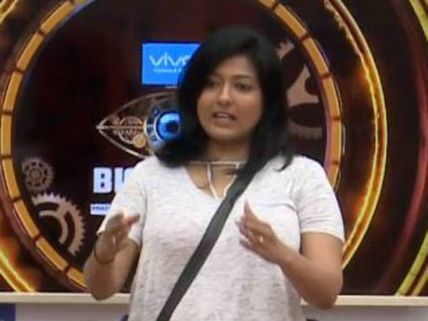 திரும்பவும் பிக் பாஸ் வீட்டிற்கு வந்து அசிங்கப்பட்ட காயத்ரி! 