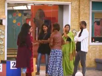 நான் தான் ஃபர்ஸ்ட், இல்லை நான் தான் ஃபர்ஸ்ட்: மோதிக் கொள்ளும் யாஷிகா, ஜனனி 