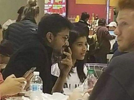 வெளிநாட்டில் மகளுடன் ஜாலியாக உணவருந்திய விஜய்... வைரலாகும் புகைப்படங்கள்! 