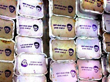 ரஜினி ரசிகர்களின் நிவாரண பொருட்களில் ஸ்டிக்கர் #Gaja 