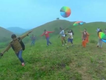 நல்ல சக்திக்கும் தீய சக்திக்கும் நடக்கும் சண்டை... 'சந்தோஷத்தில் கலவரம்'!  விமர்சனம் 