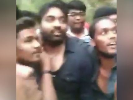 சுற்றி வளைத்த ரசிகர்கள்: விஜய் சேதுபதியை தவிர வேறு யாரும் இப்படி செய்ய மாட்டாங்க 