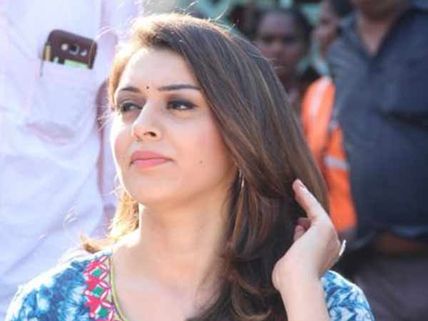 குட்டிக்கரணம் அடிக்கும் போது தவறிவிழுந்தார்... நடிகை ஹன்சிகாவுக்கு காயம்! 