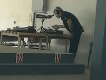  துப்பாக்கியை கையில் எடுத்த அஜித்: தீயாக பரவிய புகைப்படம்