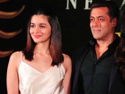 மகள் வயது நடிகையுடன் ஜோடி சேரும் சூப்பர் ஸ்டார்: 27 வயது வித்தியாசம் 