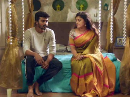 ஓடிப் போய் கட்டிப் பிடிக்க நினைக்கறா ஜனனி... கட்டுப்படுத்திகிட்டு நிக்கறான் சந்தோஷ்...! 