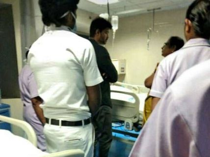 படுகாயம் அடைந்த எலக்ட்ரீஷியனை மருத்துவமனைக்கு சென்று பார்த்த விஜய்: வீடியோ இதோ 