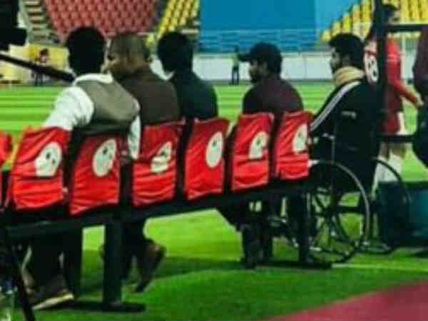 வீல் சேரில் அமர்ந்திருக்கும் விஜய்.. வைரலாகும் புகைப்படம்.. குழப்பத்தில் தளபதி ரசிகர்கள்!