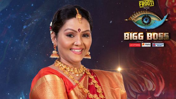 செம ஹோம்லி மேக்கப்பில் முதல் போட்டியாளராக பிக்பாஸ் வீட்டுக்குள் நுழைந்த ஃபாத்திமா பாபு! 