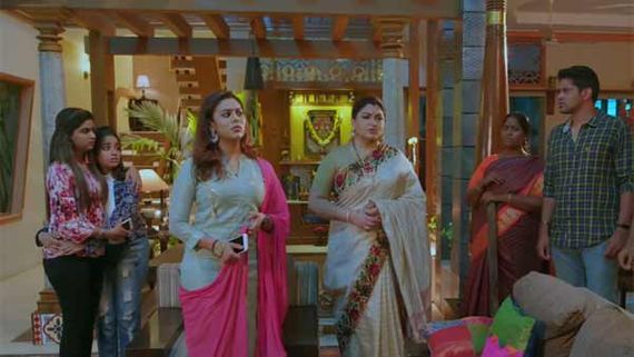 Lakshmi Stores Serial: சின்ன பிள்ளைங்க சண்டையா இருக்கே லட்சுமி ஸ்டோர்ஸ்ல! 