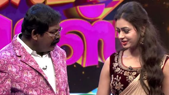இது ஃபேன்சி ஸாரி அண்ணாச்சி...இப்படித்தான் உடுத்தணும்....! 