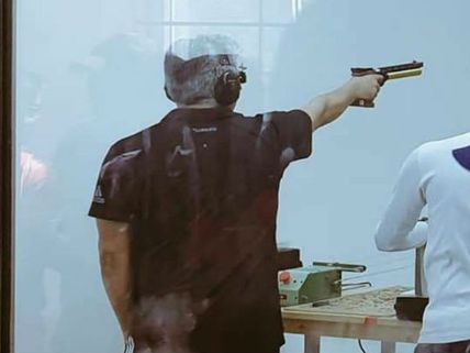 காரில் பறக்குறாரு.. பைக்கில் பாய்றாரு.. இப்ப சுடுறாரு.. இன்னும் என்னெல்லாம் பண்ணப் போறாரோ தல! 