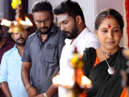 Ayudha ezhuthu serial: காளி  அம்மாவா? கலெக்டர் அம்மாவா? 