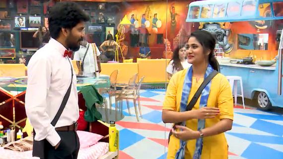 எப்போவும் கவினுடன் வழியிற லாஸ்லியாவுக்கு 96 த்ரிஷா கெட்டப்பா? கொதிக்கும் நெட்டிசன்ஸ்! 