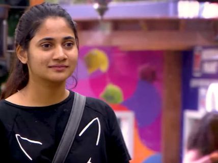 இங்கே தான் டிவிஸ்ட்டே இருக்கு.. ஷெரின் இருப்பது தெரியாமல் பேசிய லாஸ்லியா.. என்னல்லாம் நடக்கப்போகுதோ?