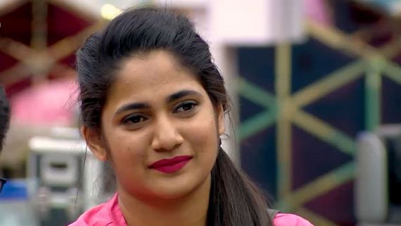 ஏம்மா லாஸ்லியா அன்னைக்கு அப்படி சொன்ன? இன்னைக்கு இப்படி நடந்துக்கிற? என்னதான் உன் பிளான்?! 